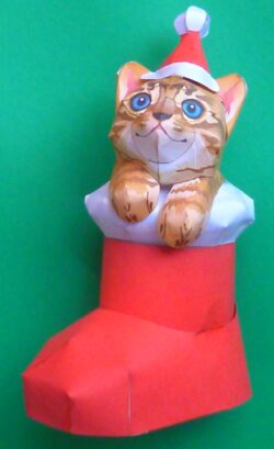 【無料ダウンロード】キジトラ猫がサンタブーツから顔出し　ペーパークラフトで作った感想　